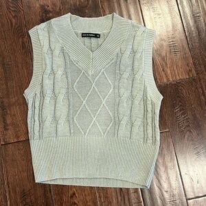 Moon & Madison V Neck Sweater vest. Size XS